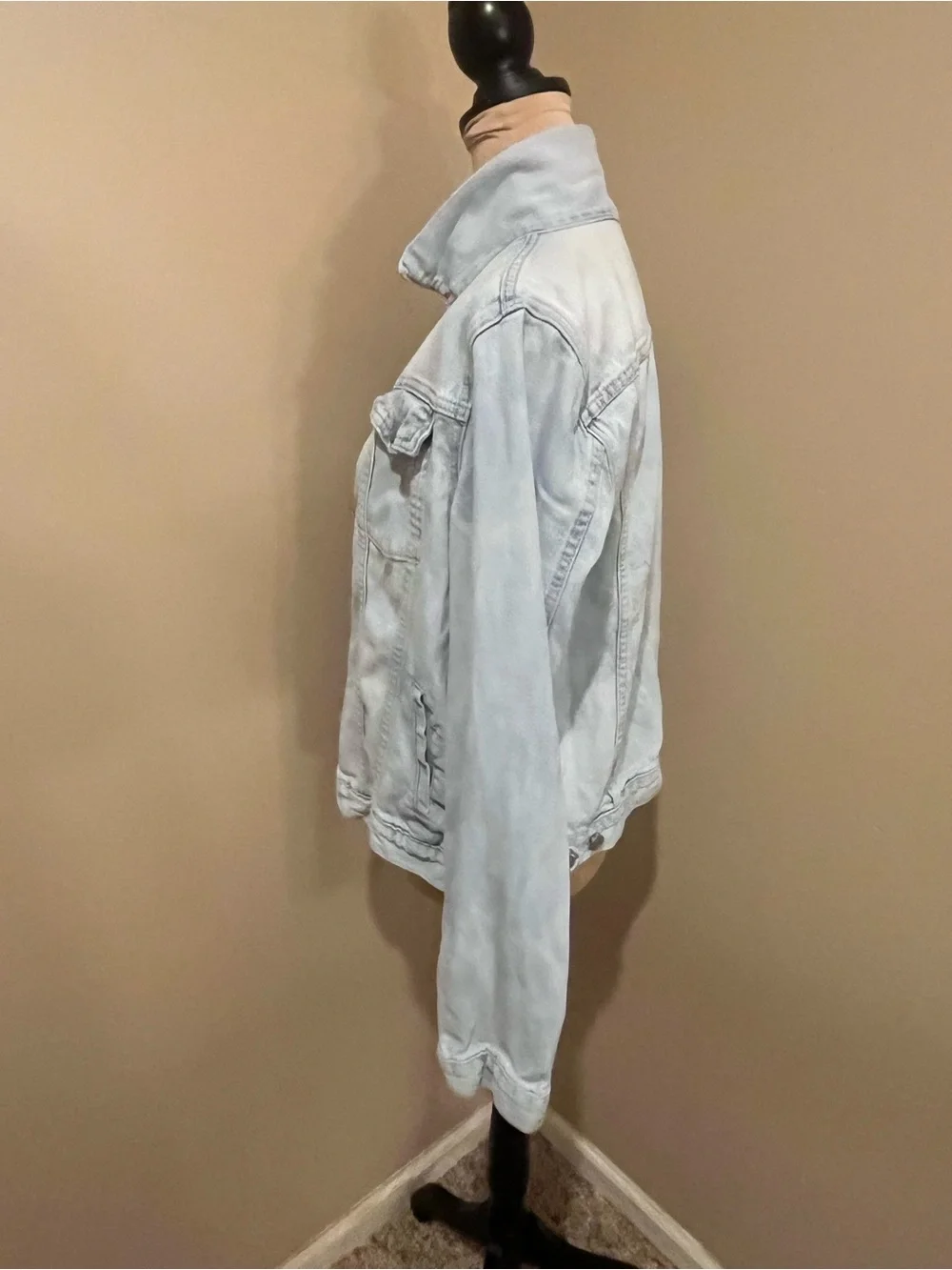 GAP Classic Light Wash Denim Jacket in Pale Blue, size Large - Picture 3 of 8